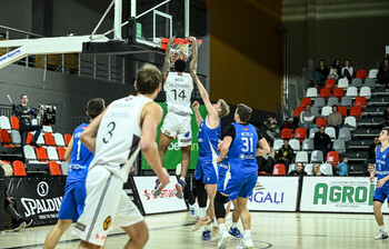 Bekam 29+11, valmierieši labdarības spēlē piekāpjas LU un jaunajiem ukraiņu basketbolistiem saziedo 484.41 eiro