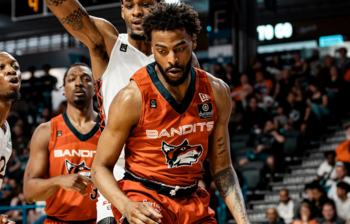 Stiprinot sastāvu sezonas vidus posmā, VALMIERA GLASS VIA pievienojas amerikāņu uzbrucējs Curtis Hollis.